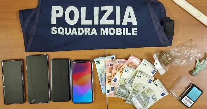 RICERCATO PER UNA CONDANNA DEFINITIVA, BECCATO DALLA POLIZIA DI STATO A SAN BERILLO CON LA DROGA NEGLI SLIP ARRESTATO 25ENNE GAMBIANO