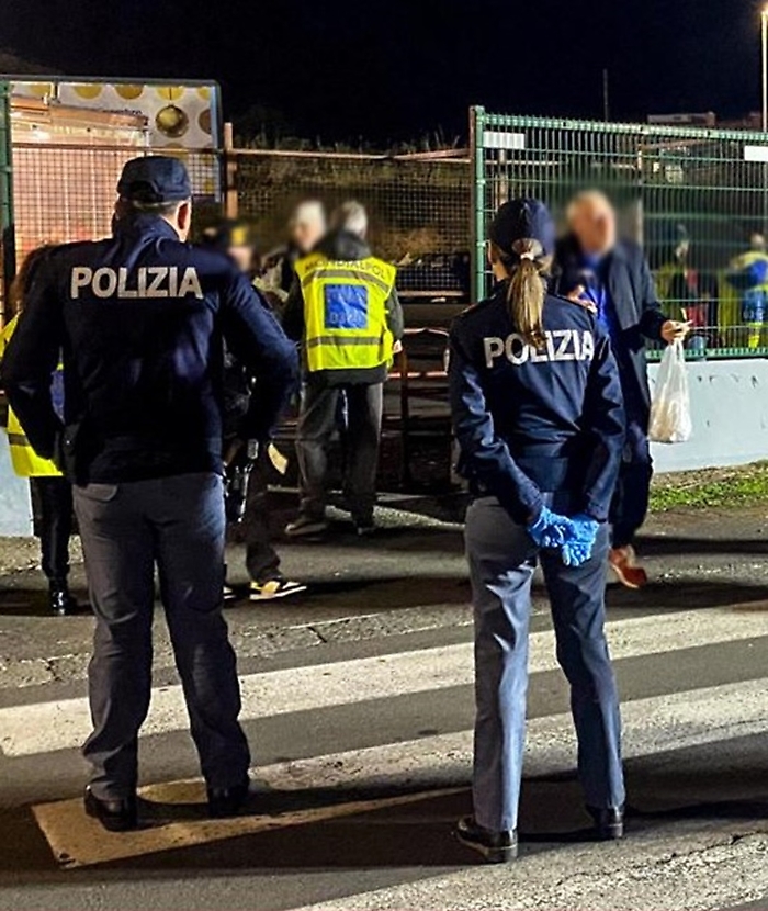 RISSA IN CURVA SUD. LA POLIZIA DI STATO DENUNCIA TRE TIFOSI. NOTIFICATI I PROVVEDIMENTI DI DASPO. (2)