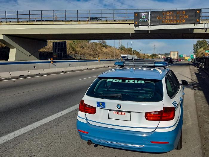 STRETTA SUI &ldquo;FURBETTI&rdquo; DELLA CORSIA D&rsquo;EMERGENZA, LA POLIZIA DI STATO INTENSIFICA I CONTROLLI E SOSPENDE PATENTI