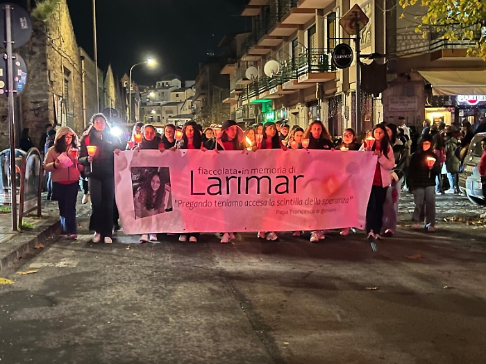 Fiaccolata per Larimar