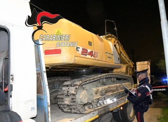 Furgone con escavatore abbandonato dai ladri nel Catanese