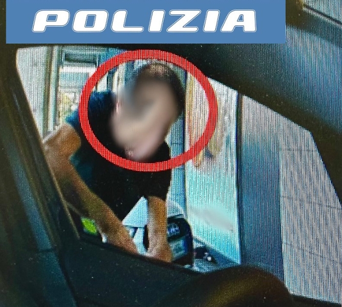 Furto dentro un'auto a Catania