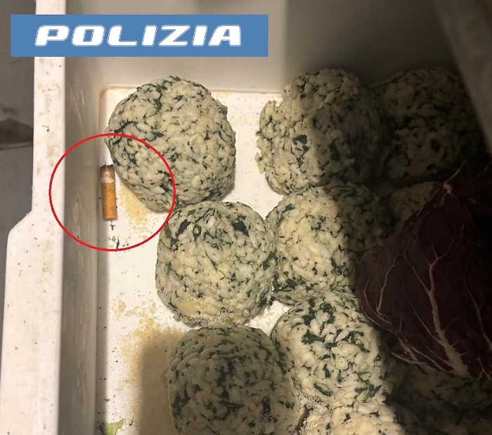 cicca tra arancini da friggere in un bar in via Etnea