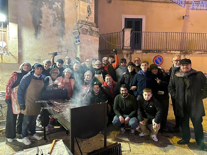 Arrusti e mancia 2 il comitato con il parroco