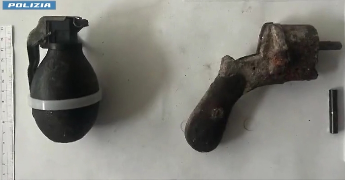 BOMBA A MANO, PISTOLA E MUNIZIONI DA GUERRA TROVATE DALLA POLIZIA DI STATO IN UNA GROTTA LAVICA A SAN GIOVANNI GALERMO 4