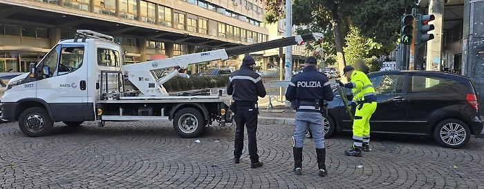 IN SOSTA ANCHE IN TRIPLA FILA, SANZIONATI DALLA POLIZIA DI STATO 15 AUTOMIBILISTI INDISCIPLINATI NELLA ZONA DEL MERCATO IN CORSO SICILIA