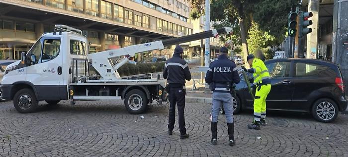 IN SOSTA ANCHE IN TRIPLA FILA, SANZIONATI DALLA POLIZIA DI STATO 15 AUTOMIBILISTI INDISCIPLINATI NELLA ZONA DEL MERCATO IN CORSO SICILIA(1)