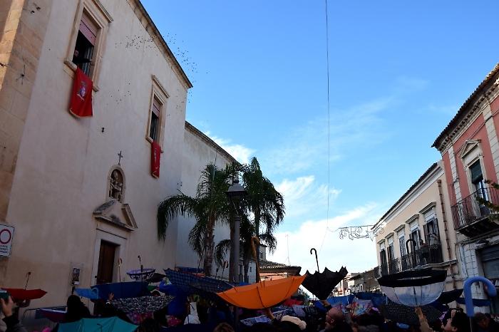 Il lancio delle noccioline con il vescovo 2 2024