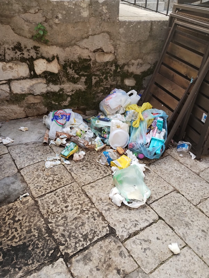 Immondizia in piazza Repubblica
