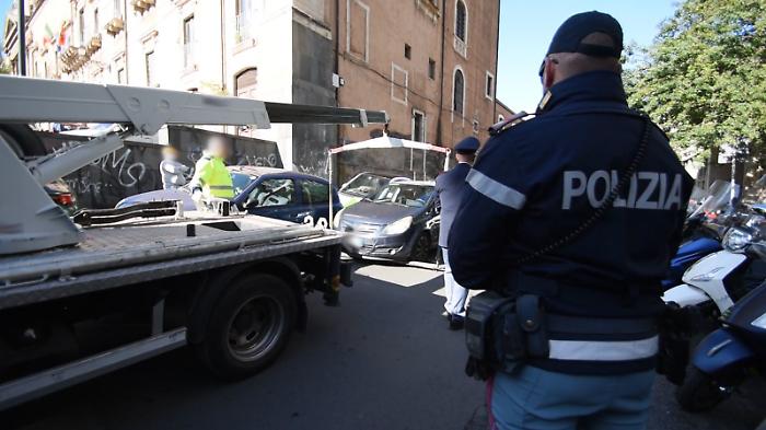 LINEA DURA DELLA POLIZIA DI STATO SUI PARCHEGGIATORI ABUSIVI, DENUNCIATO PARCHEGGIATORE RECIDIVO IN VIA SANTA MARIA LA GRANDE.