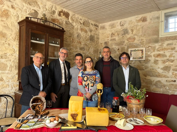 La delegazione del Comune nell'azienda di Alessandro Criscione