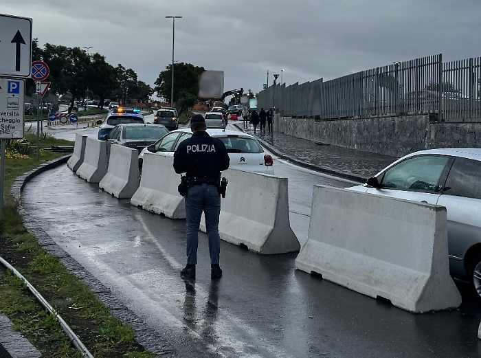 PIOGGIA DI SANZIONI DELLA POLIZIA DI STATO PER I VEICOLI IN SOSTA SELVAGGIA NELLE CORSIE RISERVATE AI MEZZI DI SOCCORSO