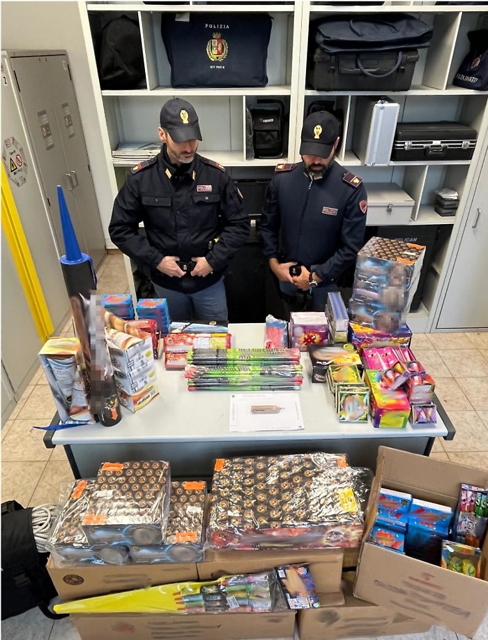 PUBBLICIZZA LA VENDITA ILLEGALE DI FUOCHI D&rsquo;ARTIFICIO, PLURIPREGIUDICATO 42ENNE DI MASCALUCIA DENUNCIATO DALLA POLIZIA DI STATO