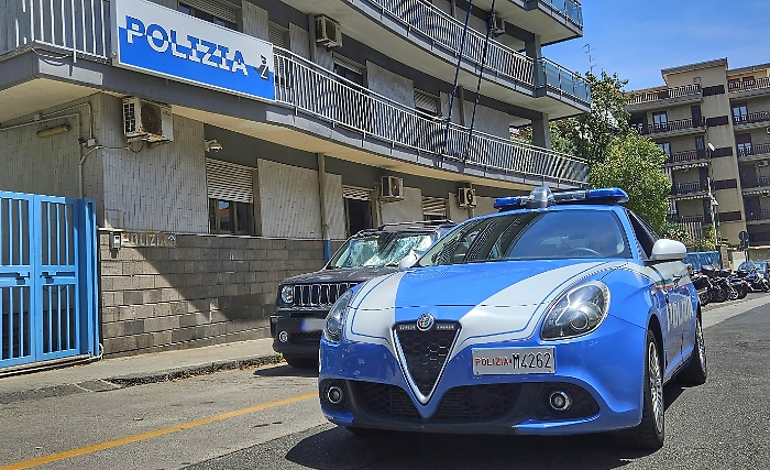 “QUI COMANDO IO…SE NON APRI E NON MI DAI LA SOMMA RICHIESTA QUESTA NOTTE TI UCCIDO”. 46ENNE MINACCIA LA MADRE ARRESTATO DALLA POLIZIA DI STATO