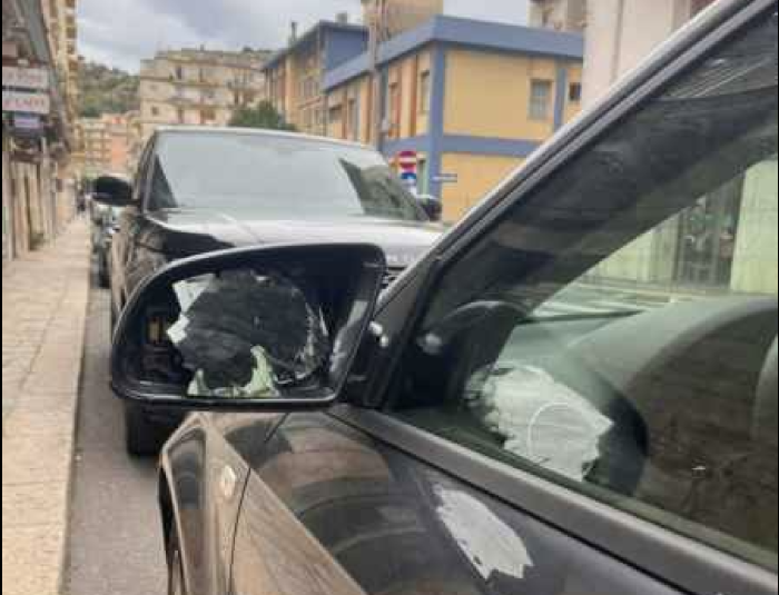 Raid vandalico in centro