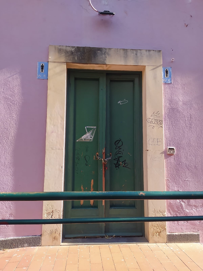 Trascorsi pi&ugrave; di 2 mesi dalla precedente segnalazione, e niente &egrave; cambiato. Vergogna