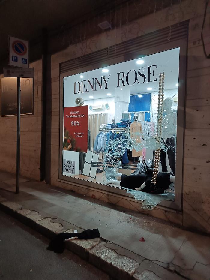 Una delle vetrine spaccate