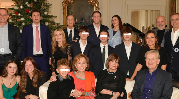 Melissa Satta e Carlo Gussalli Beretta con la famiglia di lui