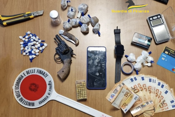 Armi e droga centro commerciale