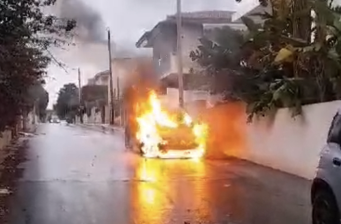 Auto in fiamme Marina Modica