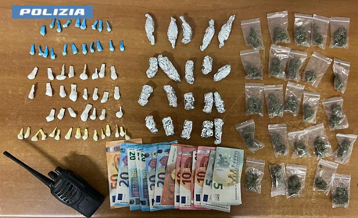 CONTRASTO ALLO SPACCIO DI DROGA IN VIA CAPO PASSERO, PUSHER 21ENNE ARRESTATO DALLA POLIZIA DI STATO CON 95 DOSI DI MARIJUANA