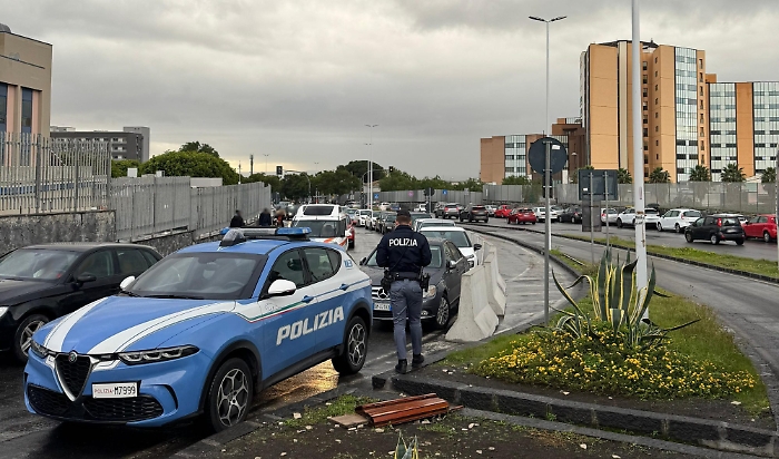 CONTROLLI A TAPPETO DELLA POLIZIA DI STATO CONTRASTO ALLA SOSTA SELVAGGIA AL POLICLINICO, 32 SANZIONATI. A PICANELLO SCOPERTO FURTO DI ENERGIA PER OLTRE 10 MILA EURO IN UN CHIOSCO 2