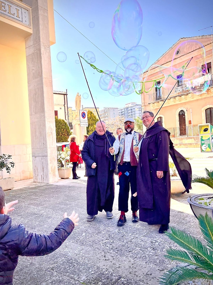 Clown dottore con i Padri carmelitani scalzi