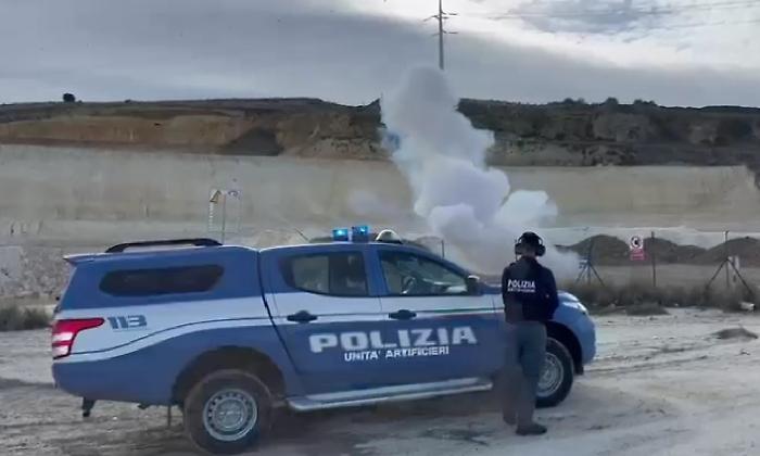 IN AUTO CON TRE BOMBE CARTA NEL PORTABAGAGLI, 21ENNE ARRESTATO DALLA POLIZ... STATO-1