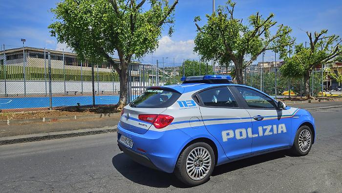 LA POLIZIA DI STATO ARRESTA UN VENTENNE CHE HA OPPOSTO RESISTENZA DURANTE UN CONTROLLO, FERENDO DUE AGENTI.