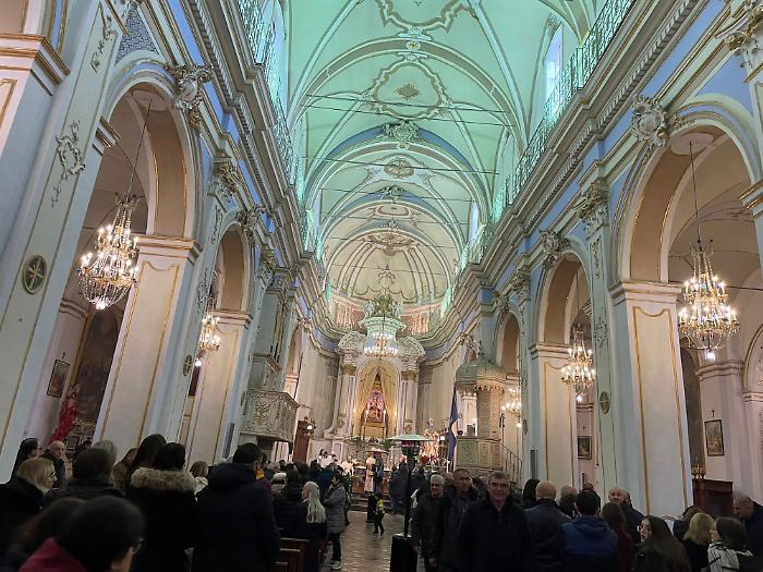 La messa con il vescovo nella basilica di Sant'Antonio abate
