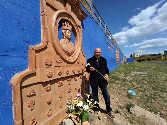 Antonio Presti davanti alla scultura dedicata a Sant'Agata a Librino