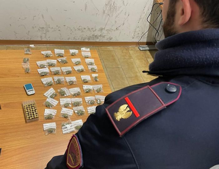 PUBBLICA UNA FOTO SUI SOCIAL CON UNA PISTOLA NEI PANTALONI LA POLIZIA DI STATO ARRESTA 19ENNE TROVATO IN POSSESSO DI MARIJUANA E MUNIZIONI 2