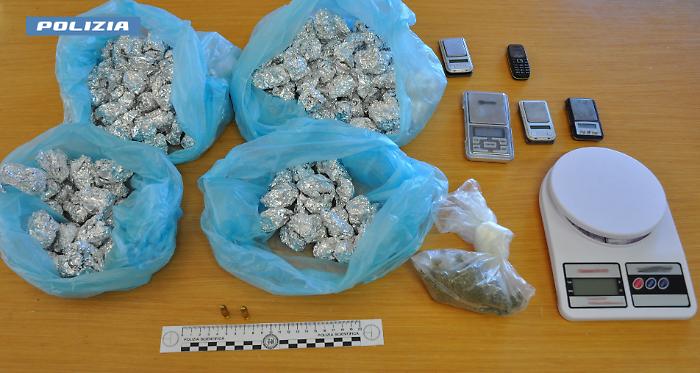 PUSHER AI DOMICILIARI SPACCIA DIRETTAMENTE IN CASA, 26ENNE ADRANITA ARRESTATO DALLA POLIZIA DI STATO. NELLA SCARPIERA 400 GRAMMI DI MARIJUANA 2