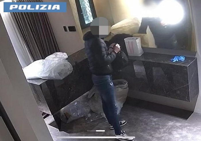 RUBA CONTANTI E CARTE DI CREDITO IN UN B&B DEL CENTRO STORICO, LADRO SERIALE FERMATO DALLA POLIZIA DI STATO