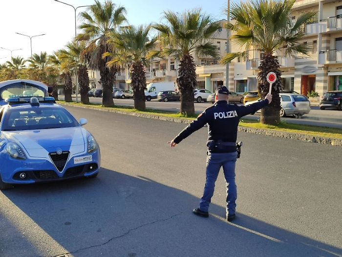 TOLLERANZA ZERO PER CHI USA IL TELEFONO ALLA GUIDA, LA STRETTA DELLA POLIZIA DI STATO 10 PATENTI RITIRATE, SANZIONI PER 2500 EURO 1