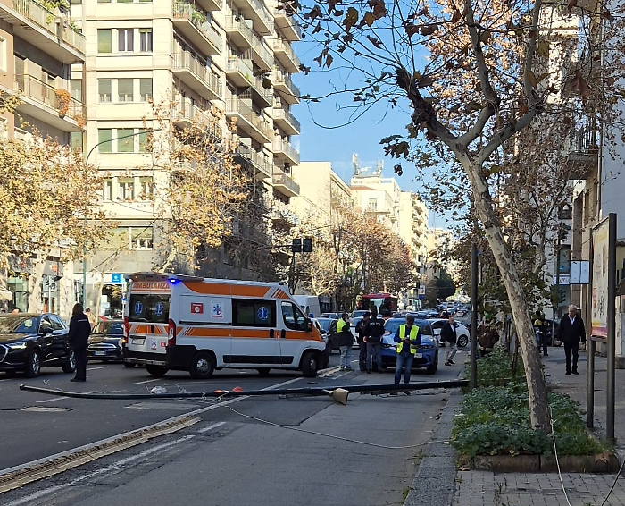 Palo della luce caduto in viale Vittorio Veneto a Catania