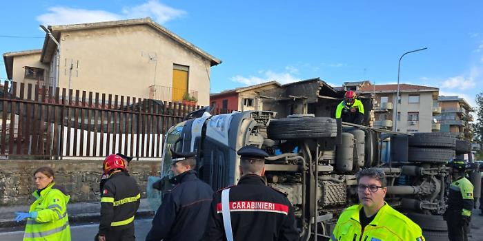 Camion ribaltato via G&eacute;za K&egrave;rtesz