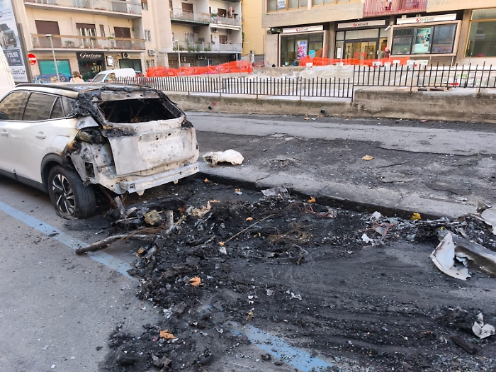 Auto in fiamme in viale Vittorio Veneto