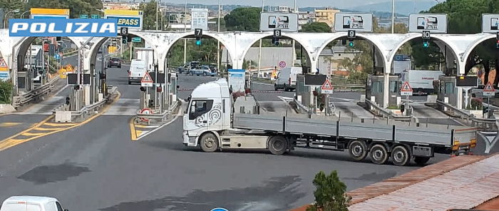 Camionista inverte la marcia ai caselli della A18: multato