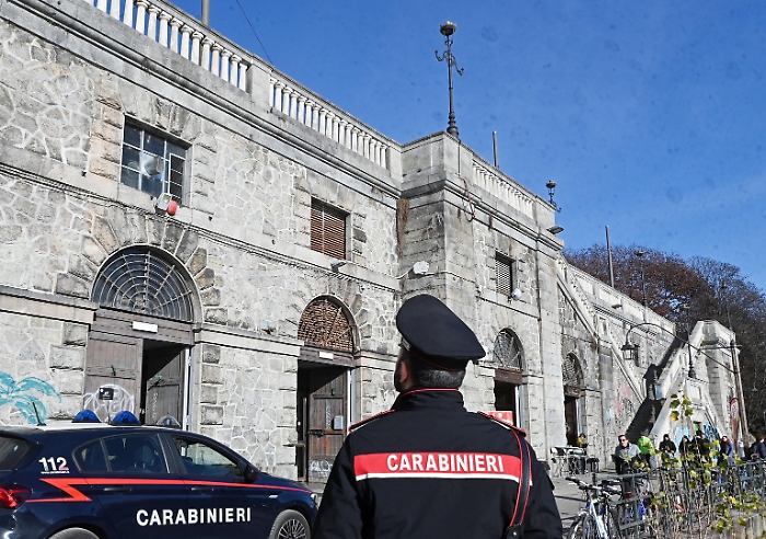 Gli lanciano addosso una bici, 23enne in prognosi riservata