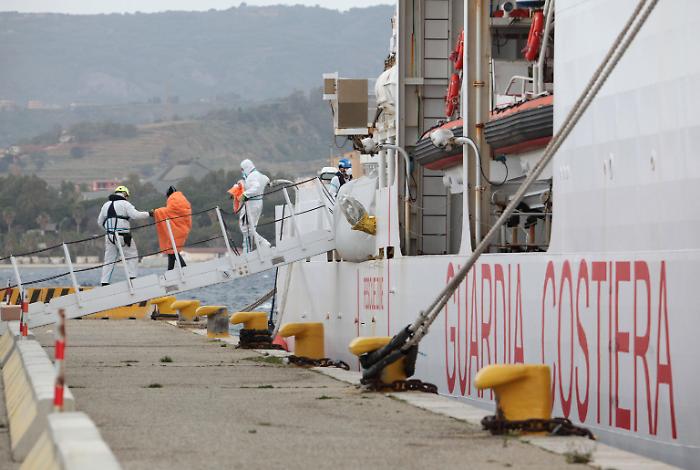 Migranti: nave Diciotti arrivata a Reggio con 589 a bordo