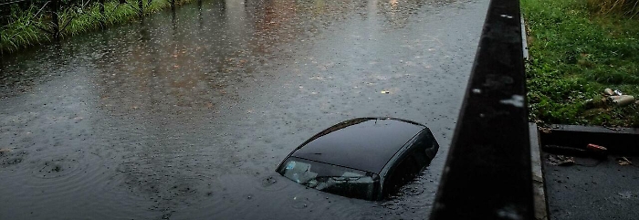 8336136_05163335_auto_sommersa_milano