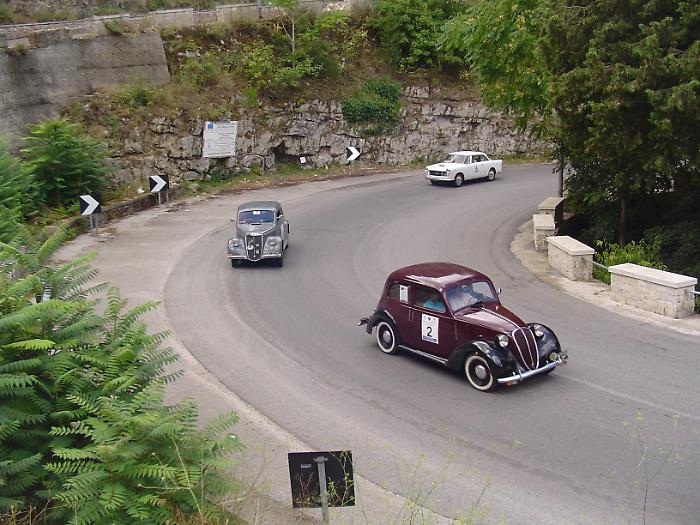 Auto d'epoca lungo i tornanti di Chiaramonte