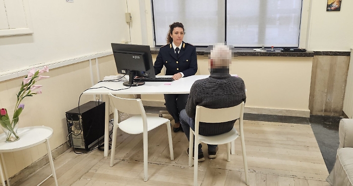 DOPO LA LITE CON L'EX COMPAGNO, AGGREDISCE LA FIGLIA DI 14 ANNI CON UN COLTELLO. MADRE VIOLENTA DENUNCIATA DALLA POLIZIA DI STATO