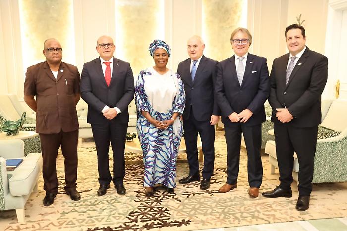 FOTO 2 -JUAN JOSE' NDONG TO; PELUSO; S.E. DONA COSTANCIA MANGUE DE OBIANG; VINCENZO PRESTI; GIUSEPPE PANTANO