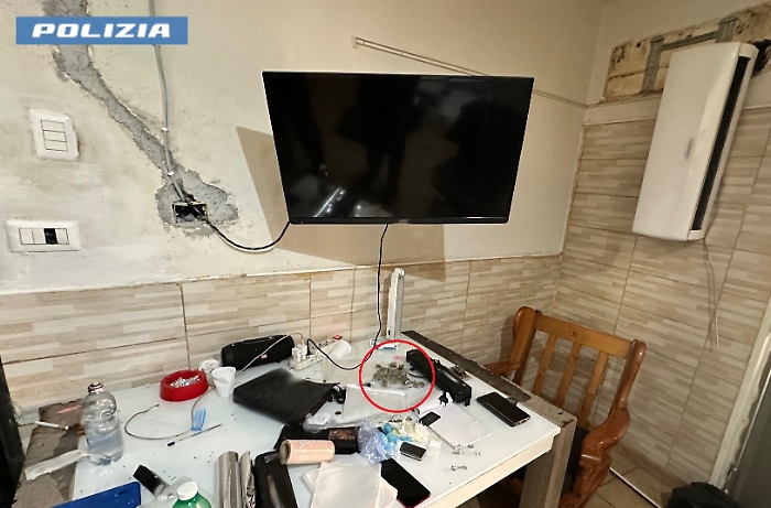 GETTANO LA DROGA NEL WATER, MA DIMENTICANO 19 INVOLUCRI DI MARIJUANA IN UN... STATO-1