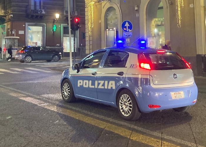 IN CENTRO IN AUTO SENZA PATENTE E CON LA DROGA SOTTO IL SEDILE, PUSHER 21ENNE ARRESTATO DALLA POLIZIA DI STATO