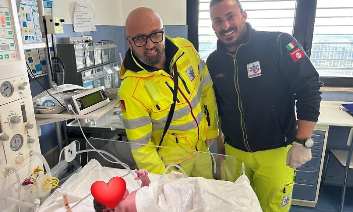 La bimba nata a Marsala con i soccorritori della Seus 118 Roberto Coccellato ed Ennio Conti