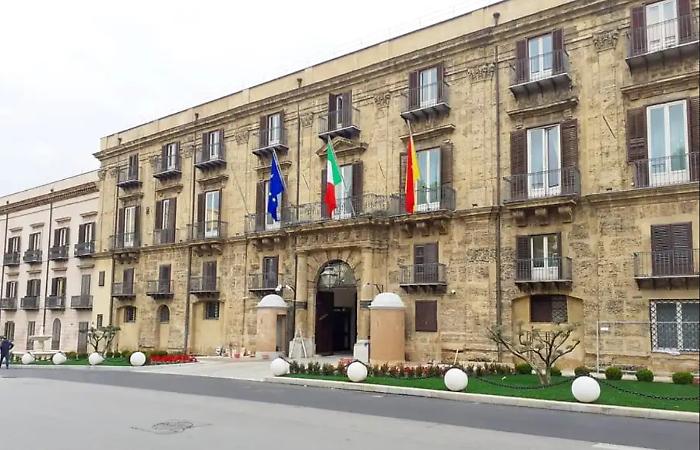 Palermo, scoperte archeologiche in piazza Indipendenza: scatta la chiusura del tratto stradale davanti a Palazzo d'Orl&eacute;ans
