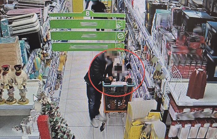 - RUBANO IN UN NEGOZIO DI CASALINGHI, INDIVIDUATI E DENUNCIATI DALLA POLIZIA DI STATO. TRA I LADRI ANCHE MADRE E FIGLIO CON UN BAMBINO DI 3 ANNI 1